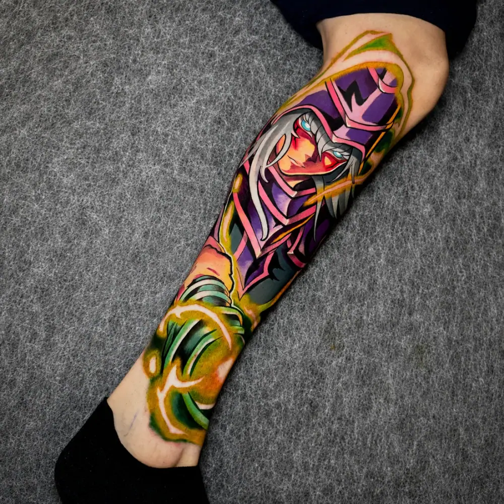 Tatuaje a color de guerrera de anime en la pantorrilla