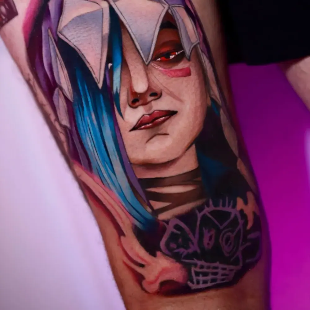 Tatuaje realista de Jinx de Arcane (League of Legends) en el muslo