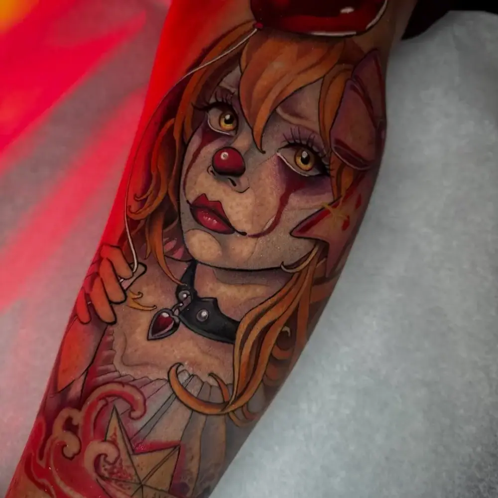 Tatuaje neo tradicional de payasa a color en el brazo